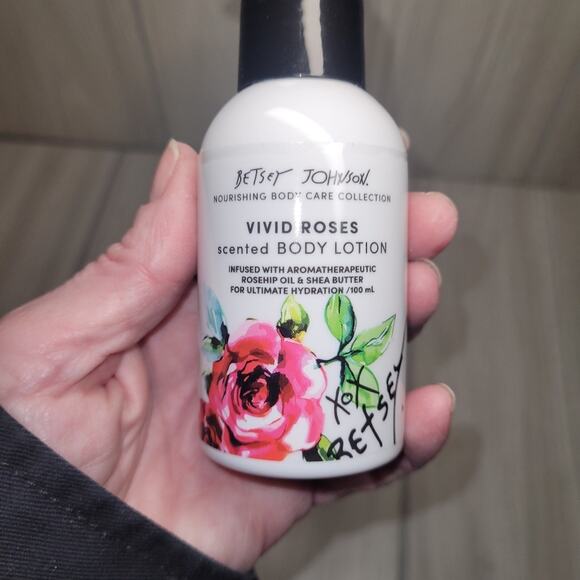Betsy Johnson Vivid Roses Scented Body Wash And Body Lotion 3.4 FL Oz NWT - Picture 2 of 7
